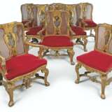 A SET OF EIGHT ITALIAN GILTWOOD, CANED AND POLYCHROME-PAINTE... - Foto 1