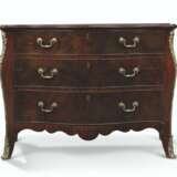 A GEORGE III BRASS-MOUNTED MAHOGANY SERPENTINE COMMODE - photo 1