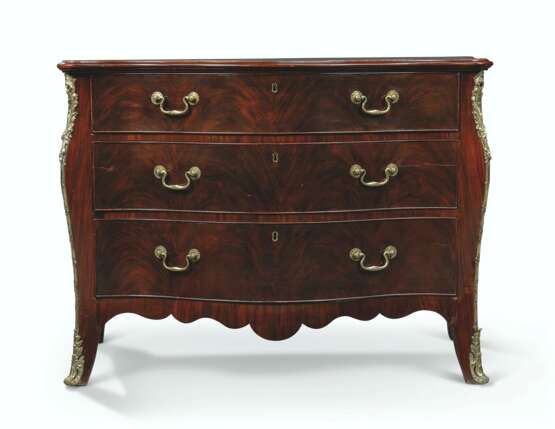 A GEORGE III BRASS-MOUNTED MAHOGANY SERPENTINE COMMODE - Foto 1
