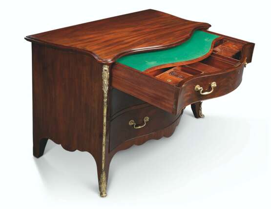 A GEORGE III BRASS-MOUNTED MAHOGANY SERPENTINE COMMODE - photo 3