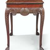 AN IRISH GEORGE II MAHOGANY SILVER TABLE - фото 2