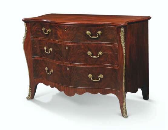 A GEORGE III BRASS-MOUNTED MAHOGANY SERPENTINE COMMODE - фото 4