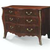 A GEORGE III BRASS-MOUNTED MAHOGANY SERPENTINE COMMODE - photo 4