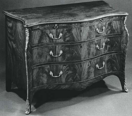 A GEORGE III BRASS-MOUNTED MAHOGANY SERPENTINE COMMODE - photo 5