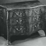 A GEORGE III BRASS-MOUNTED MAHOGANY SERPENTINE COMMODE - фото 5