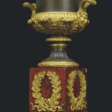 A FRENCH GILT AND PATINATED-BRONZE MOUNTED RED MARBLE THREE-... - Foto 4