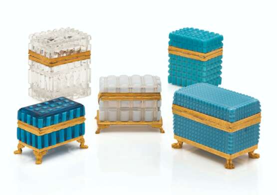 A GROUP OF FIVE CHARLES X ORMOLU-MOUNTED OPALINE GLASS BOXES... - photo 2