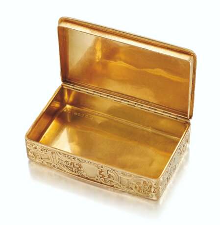A VICTORIAN GOLD SNUFF-BOX - фото 3