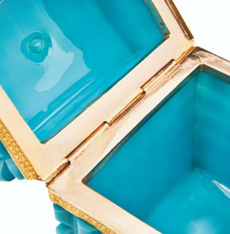 A GROUP OF FIVE CHARLES X ORMOLU-MOUNTED OPALINE GLASS BOXES... - photo 3