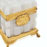 A GROUP OF FIVE CHARLES X ORMOLU-MOUNTED OPALINE GLASS BOXES... - фото 8