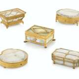 A GROUP OF FIVE ORMOLU-MOUNTED ENGRAVED MOTHER-OF-PEARL NECE... - Foto 1