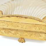 A GROUP OF FIVE ORMOLU-MOUNTED ENGRAVED MOTHER-OF-PEARL NECE... - Foto 4