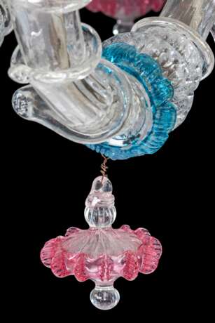 AN ITALIAN COLOURED GLASS TWELVE-LIGHT CHANDELIER - фото 3