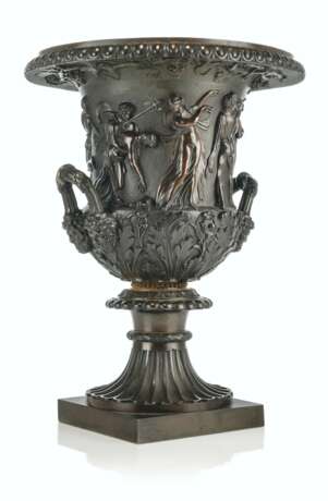 A PAIR OF FRENCH PATINATED BRONZE BORGHESE VASES - Foto 2