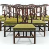 A SET OF TEN MAHOGANY DINING-CHAIRS - Foto 1