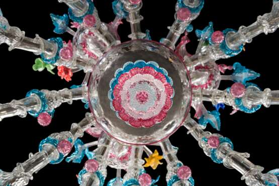 AN ITALIAN COLOURED GLASS TWELVE-LIGHT CHANDELIER - фото 8