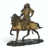 A JAPANESE GILT AND PATINATED BRONZE FIGURE OF A SAMURAI ON ... - фото 1