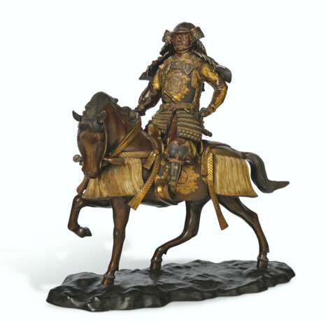 A JAPANESE GILT AND PATINATED BRONZE FIGURE OF A SAMURAI ON ... - фото 1