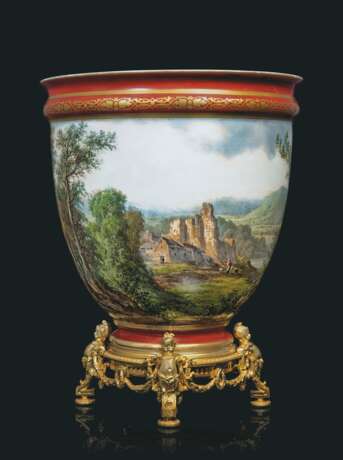Baccarat Glasshouse. A FRENCH ORMOLU-MOUNTED AND POLYCHROME-PAINTED OPALINE VASE ... - фото 1