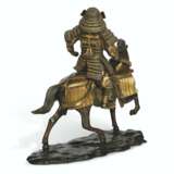 A JAPANESE GILT AND PATINATED BRONZE FIGURE OF A SAMURAI ON ... - фото 3
