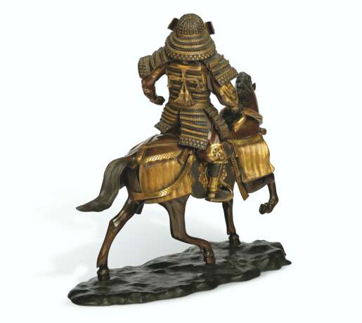 A JAPANESE GILT AND PATINATED BRONZE FIGURE OF A SAMURAI ON ... - Foto 3