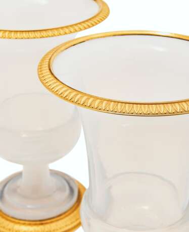 TWO PAIRS OF CHARLES X ORMOLU MOUNTED WHITE OPALINE GLASS VA... - photo 2