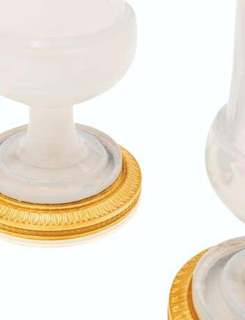 TWO PAIRS OF CHARLES X ORMOLU MOUNTED WHITE OPALINE GLASS VA... - фото 3