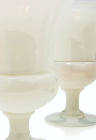 TWO PAIRS OF CHARLES X ORMOLU MOUNTED WHITE OPALINE GLASS VA... - photo 4