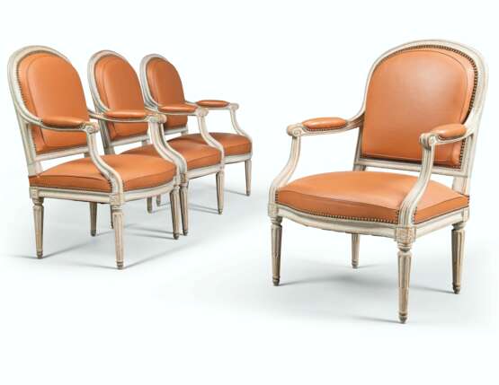 A SET OF FOUR LOUIS XVI GREY AND BLUE-PAINTED FAUTEUILS - Foto 1