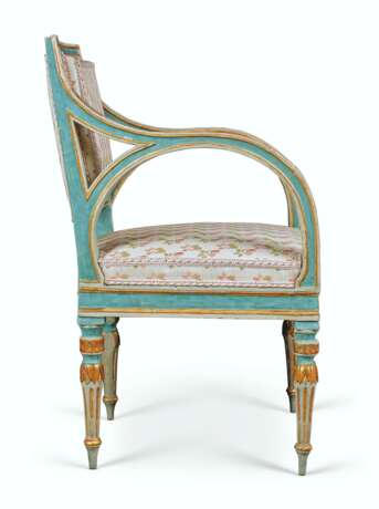 A PAIR OF NORTH ITALIAN BLUE-PAINTED AND PARCEL-GILT FAUTEUI... - Foto 2