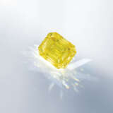 SUPERB COLOURED DIAMOND AND DIAMOND RING - фото 2