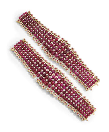IMPORTANT PAIR OF RUBY AND DIAMOND BRACELETS, VERGER FRÈRES ... - Foto 2