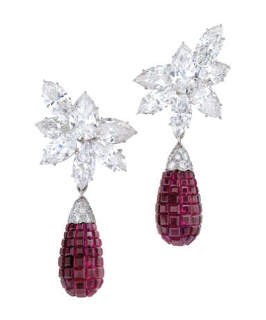 Harry Winston. MAGNIFICENT PAIR OF DIAMOND CLUSTER EARRINGS, HARRY WINSTON ... - Foto 1