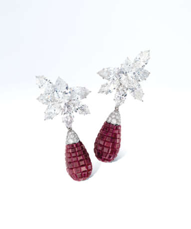 Harry Winston. MAGNIFICENT PAIR OF DIAMOND CLUSTER EARRINGS, HARRY WINSTON ... - фото 2