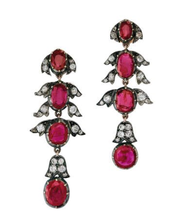 RUBY AND DIAMOND CHOKER, BROOCH, EARRING AND RING SUITE - Foto 4