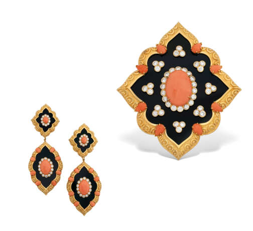 Van Cleef & Arpels. ONYX, CORAL AND DIAMOND BROOCH AND EARRING SET, VAN CLEEF & ... - photo 1