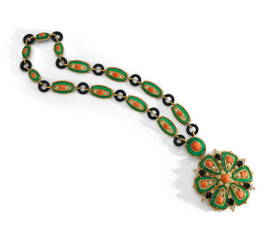 Van Cleef & Arpels. RARE CHRYSOPRASE, CORAL, ONYX AND DIAMOND PENDENT NECKLACE, ... - Foto 2