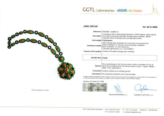 Van Cleef & Arpels. RARE CHRYSOPRASE, CORAL, ONYX AND DIAMOND PENDENT NECKLACE, ... - Foto 3