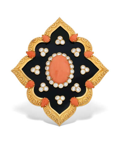 Van Cleef & Arpels. ONYX, CORAL AND DIAMOND BROOCH AND EARRING SET, VAN CLEEF & ... - Foto 2