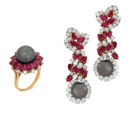 Harry Winston. COLOURED CULTURED PEARL, RUBY AND DIAMOND EARRING AND RING S... - Foto 1