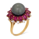 Harry Winston. COLOURED CULTURED PEARL, RUBY AND DIAMOND EARRING AND RING S... - Foto 3