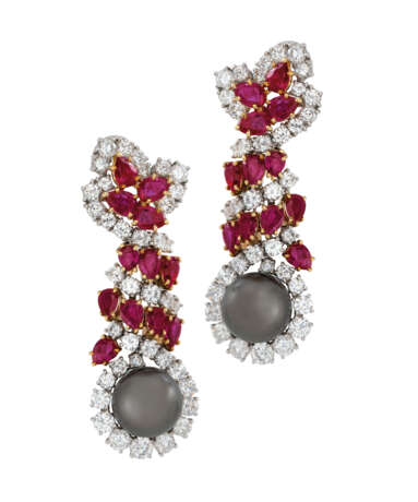 Harry Winston. COLOURED CULTURED PEARL, RUBY AND DIAMOND EARRING AND RING S... - Foto 4
