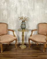 Пара старинных резных кресел Пара старинных резных кресел