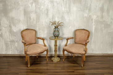 Paar antike geschnitzte Sessel