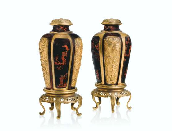 A PAIR OF GERMAN RED AND BLACK LACQUERED ORMOLU CHINOISERIE ... - Foto 1
