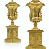 Thomire et Cie. A PAIR OF EMPIRE ORMOLU URNS AND COVERS - фото 1