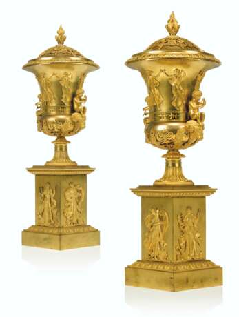 Thomire et Cie. A PAIR OF EMPIRE ORMOLU URNS AND COVERS - Foto 1