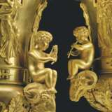 Thomire et Cie. A PAIR OF EMPIRE ORMOLU URNS AND COVERS - Foto 2