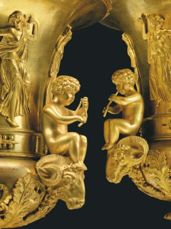 Thomire et Cie. A PAIR OF EMPIRE ORMOLU URNS AND COVERS - фото 2