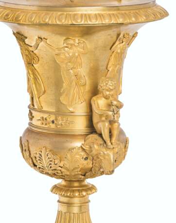 Thomire et Cie. A PAIR OF EMPIRE ORMOLU URNS AND COVERS - photo 3